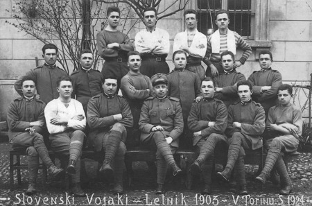 Ivan Lenček v vojaški službi v Torinu, sedi tretji z desne